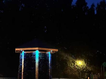 Tężnia solankowa nocą